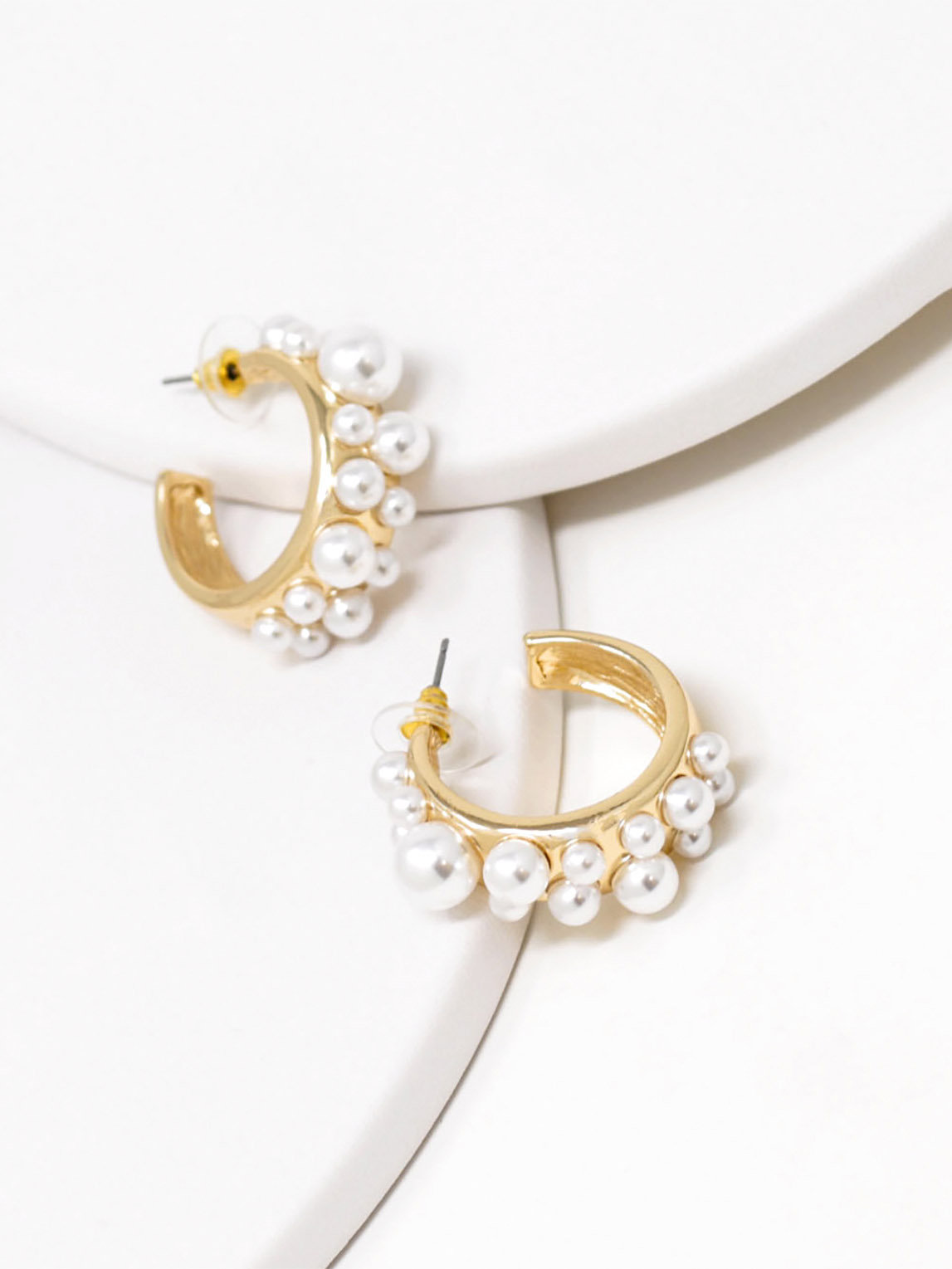 Small gold hoop earrings with White pearls | Cleo | Gold | NS