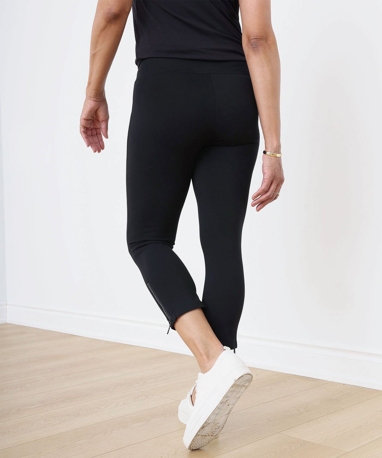 Lucy Brand Hidden Zipper Black Athletic Capri Pants •Size Small - $9 - From  Jennifer